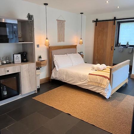 Luxury Courtyard Studio In Ланголен Екстериор снимка