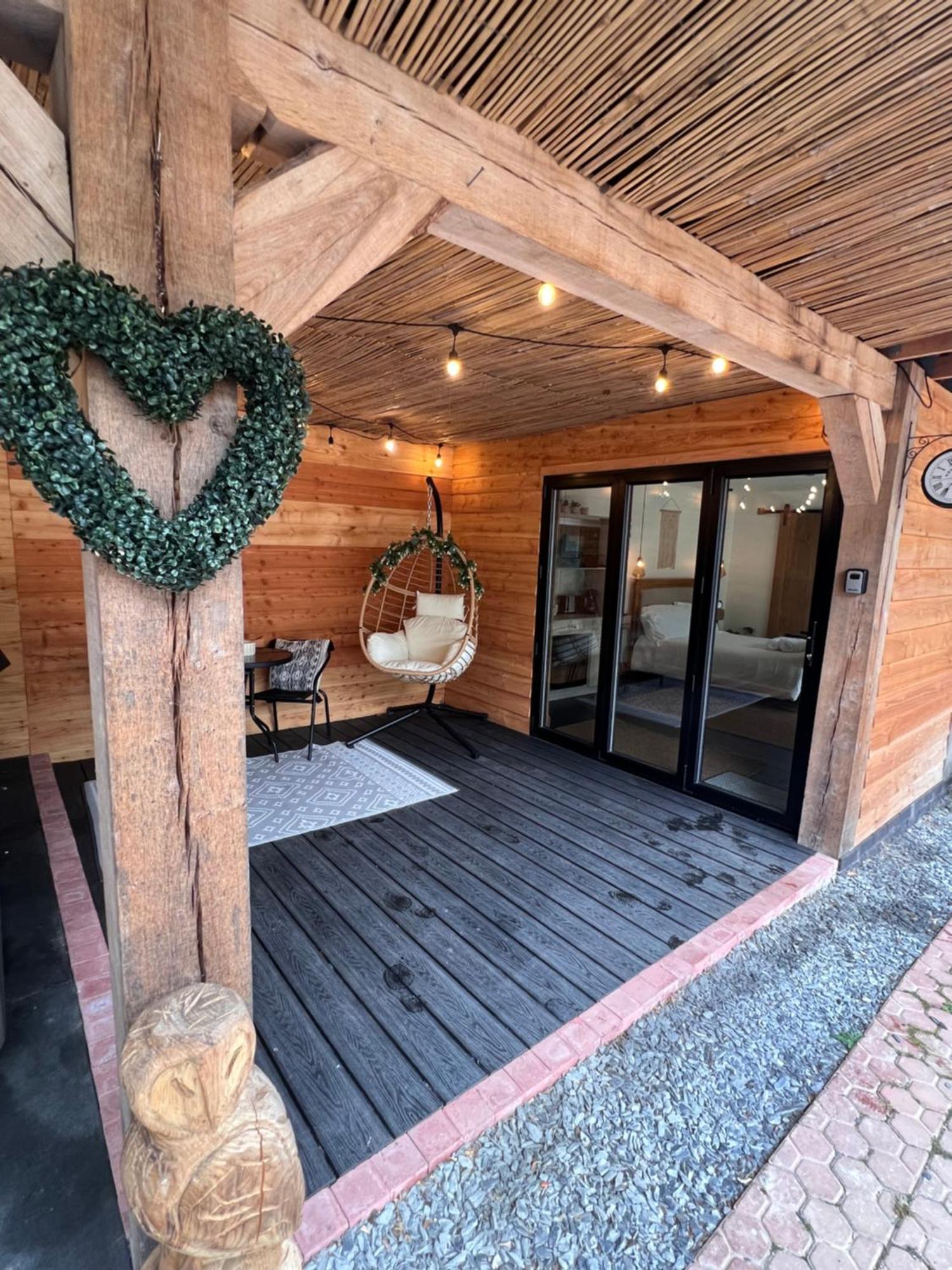 Luxury Courtyard Studio In Ланголен Екстериор снимка