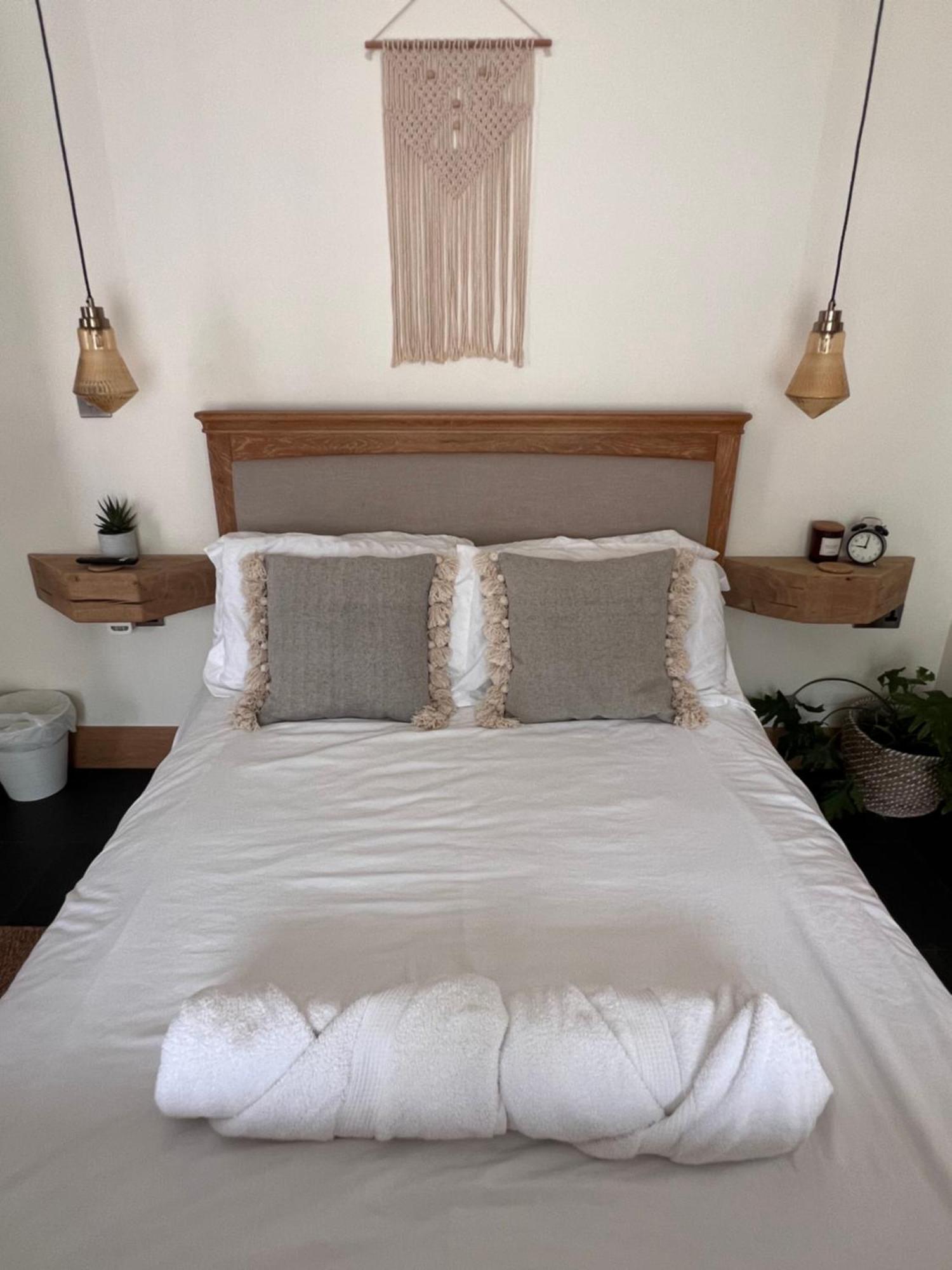 Luxury Courtyard Studio In Ланголен Екстериор снимка