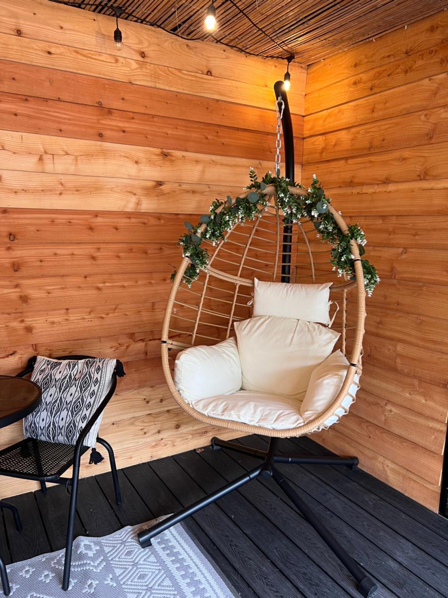 Luxury Courtyard Studio In Ланголен Екстериор снимка