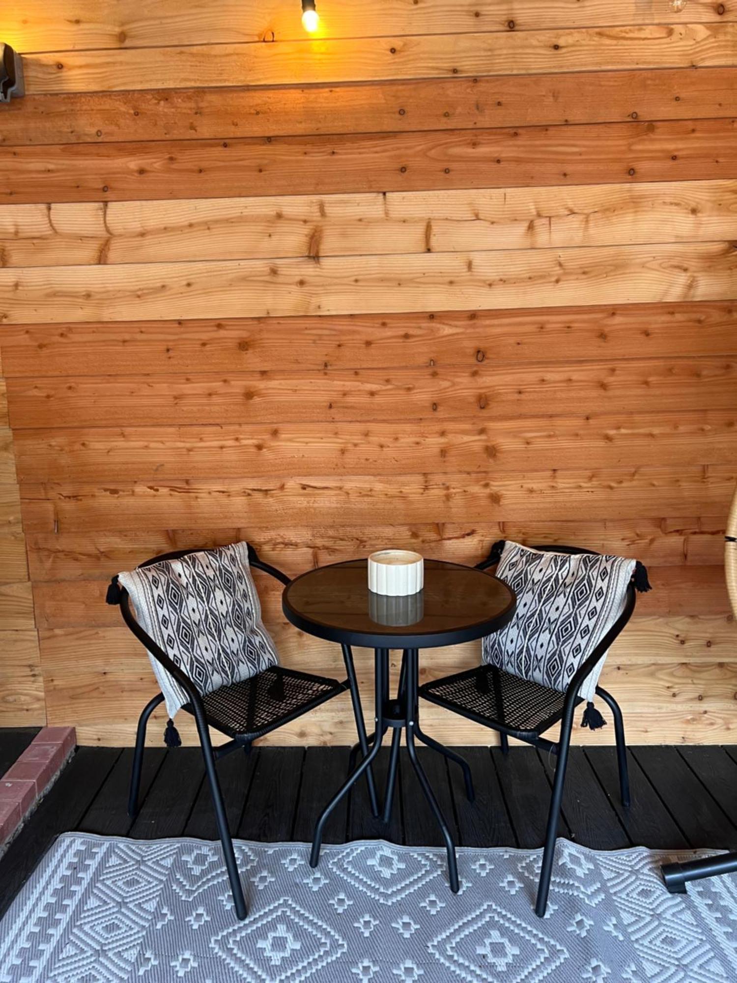 Luxury Courtyard Studio In Ланголен Екстериор снимка