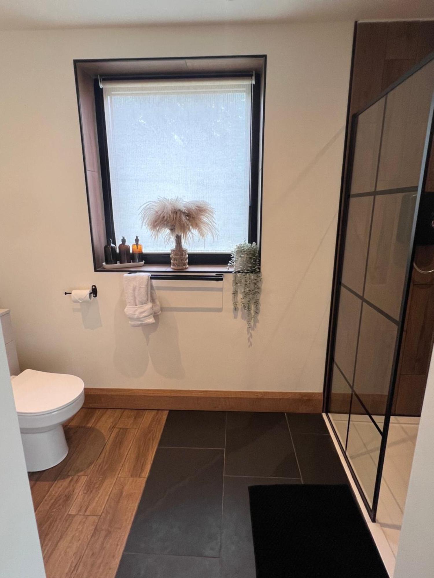 Luxury Courtyard Studio In Ланголен Екстериор снимка