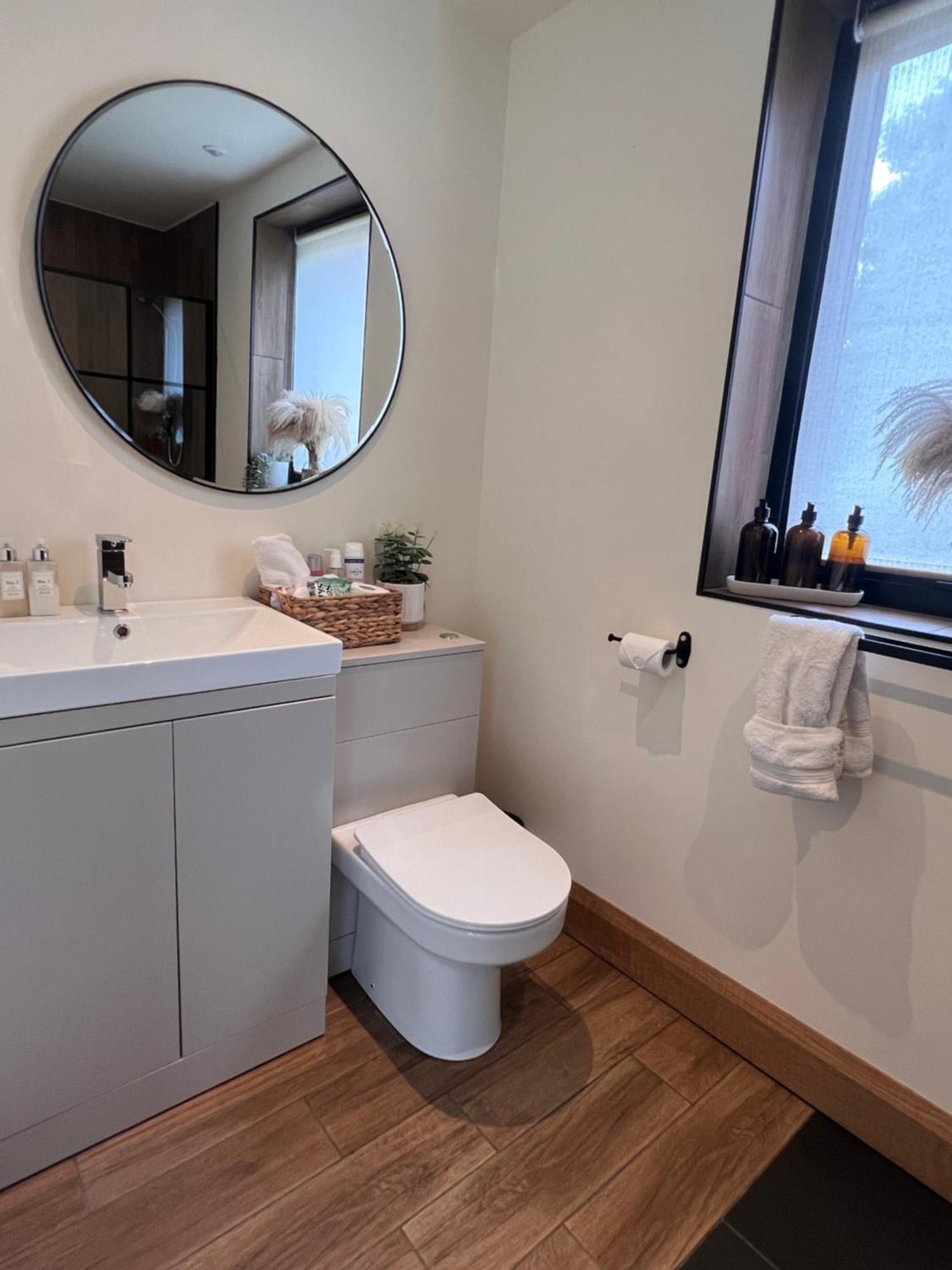 Luxury Courtyard Studio In Ланголен Екстериор снимка